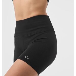 Brand new with tags Alo seamless ribbed favorite short